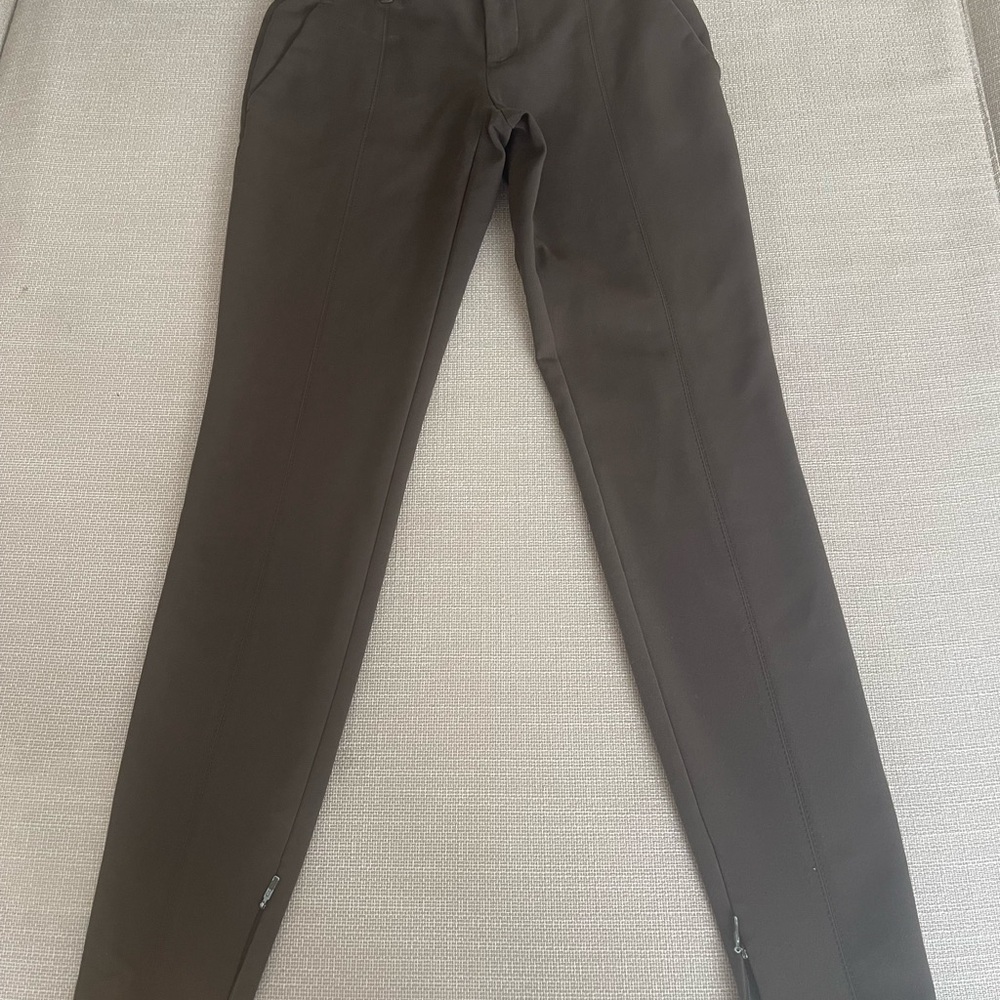 Gucci size 38. Original. Tapered trousers with zip on the inside seam.